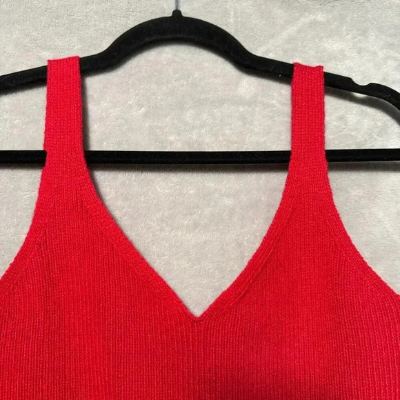 Old Navy Tank Top Womens Small Red Ribbed Knit V Neck Wide Straps Pullover - Picture 3 of 4